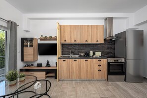 Kühlschrank, Ofen, Herdplatte, Wasserkocher mit Kaffee-/Teezubehör