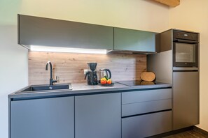 Frigorífico, microondas, horno y placa de cocina