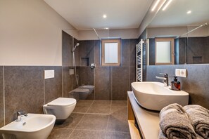 Shower, hair dryer, towels - Apartment 'Wiesgut Gala' with Mountain View, Balcony and Wi-Fi (Tesimo)