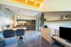 Fridge, microwave, oven, stovetop - Holiday Apartment "Wiesgut Golden" with Mountain View, Private Terrace & Wi-Fi (Tesimo)