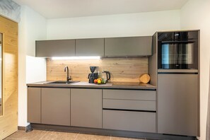 Fridge, microwave, oven, stovetop - Holiday Apartment "Wiesgut Golden" with Mountain View, Private Terrace & Wi-Fi (Tesimo)