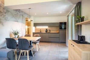 A modern kitchen with grey cabinets, a wooden countertop, and a built-in oven. - Apartment "Wiesgut Golden" with Mountain View, Private Terrace and Wi-Fi (Tesimo)
