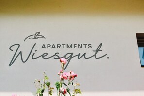 Exterior detail - Holiday Apartment "Wiesgut Golden" with Mountain View, Private Terrace & Wi-Fi (Tesimo)