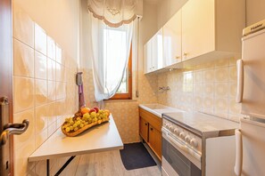 Kylskåp, ugn, spishäll och kaffe- och tebryggare