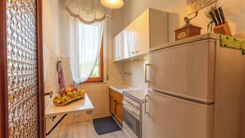 Køleskab, ovn, kogeplade, kaffe-/temaskine