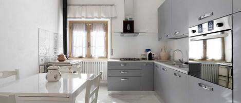 Geladeira, fogão, cooktop, lava-louças