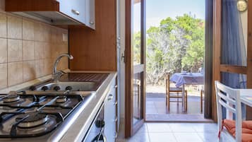 Réfrigérateur, four, plaque de cuisson, bouilloire électrique