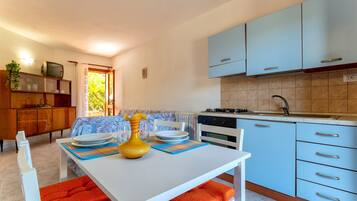 Frigorifero, forno, piano cottura, bollitore elettrico