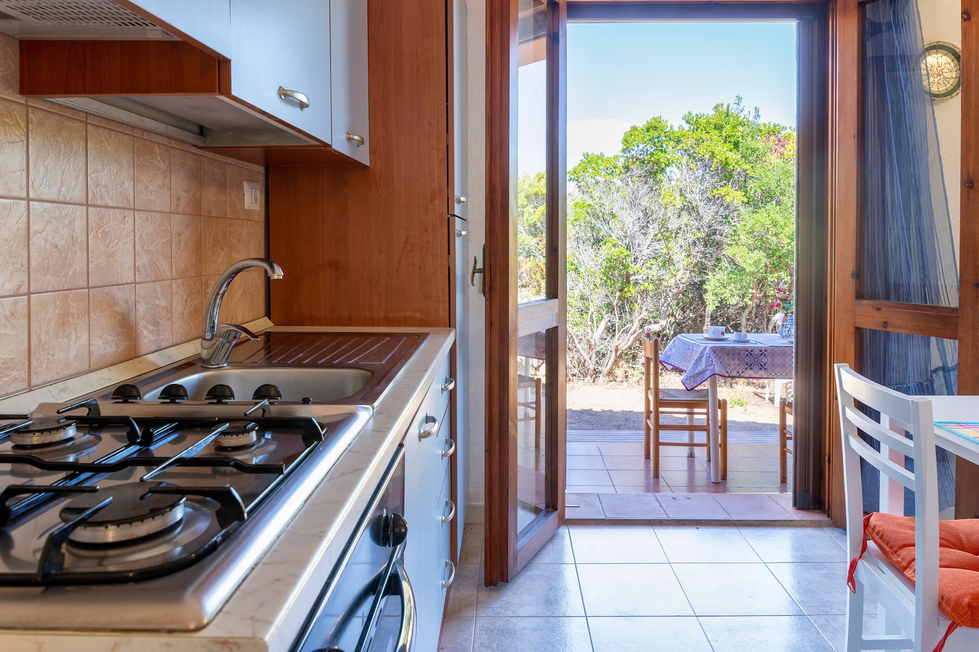 Réfrigérateur, four, plaque de cuisson, bouilloire électrique