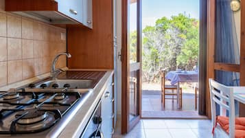 Réfrigérateur, four, plaque de cuisson, bouilloire électrique