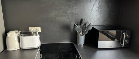 Frigorífico, microondas, horno y placa de cocina