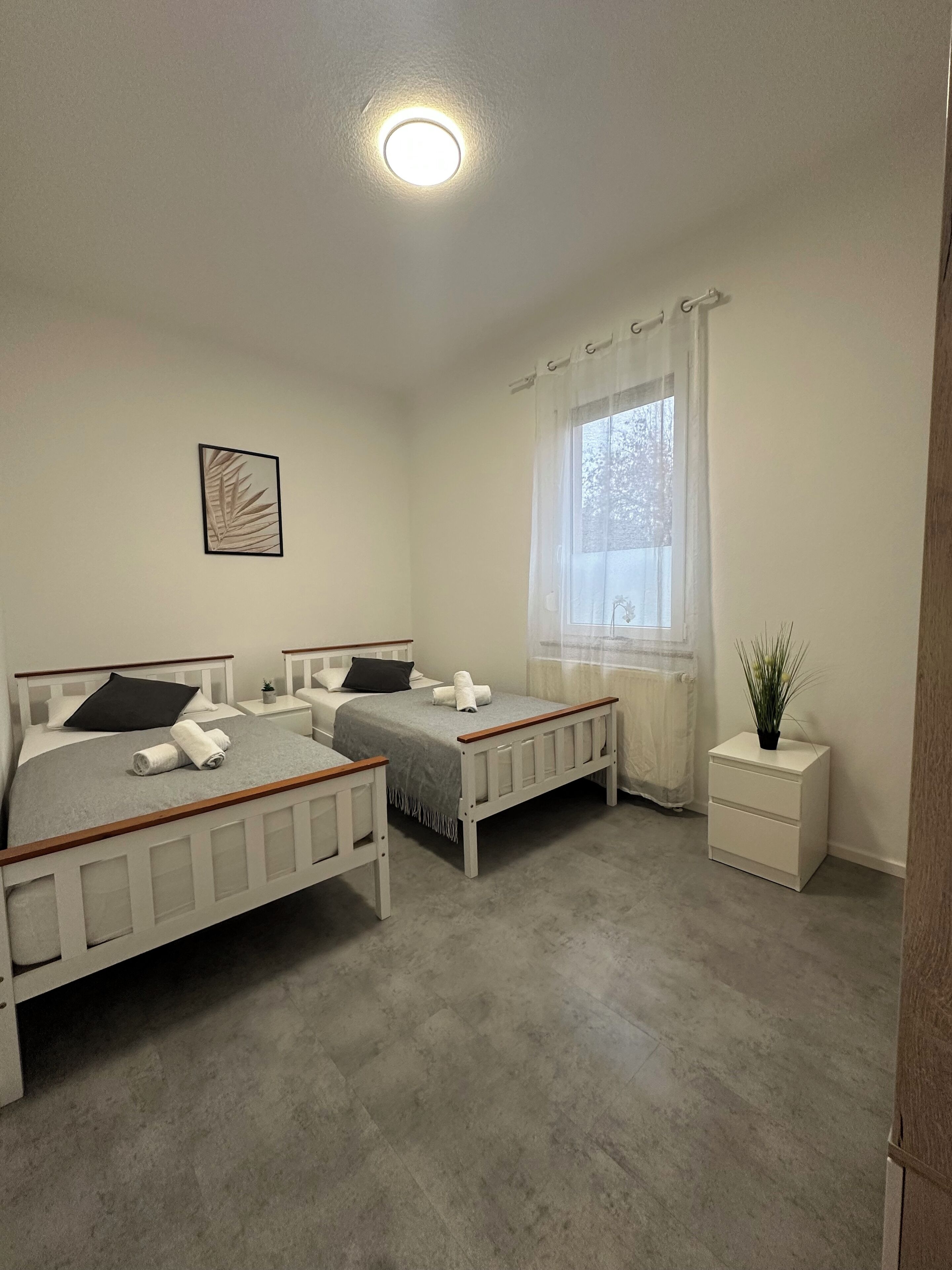 2 slaapkamers, een bureau, een strijkplank/strijkijzer, reisbedje