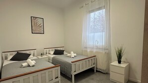 2 多间卧室、办公桌、熨斗/熨衣板、旅行婴儿床