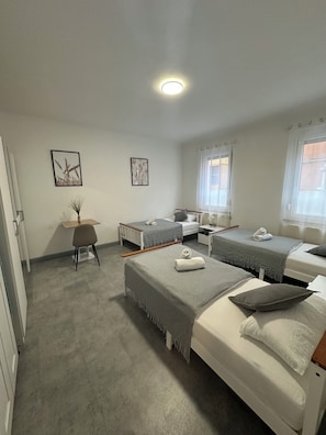 2 bedrooms, desk, iron/ironing board, travel crib - Modern apartment in the center, connection to Stuttgart, Märklineum and EWS Arena, (Göppingen)