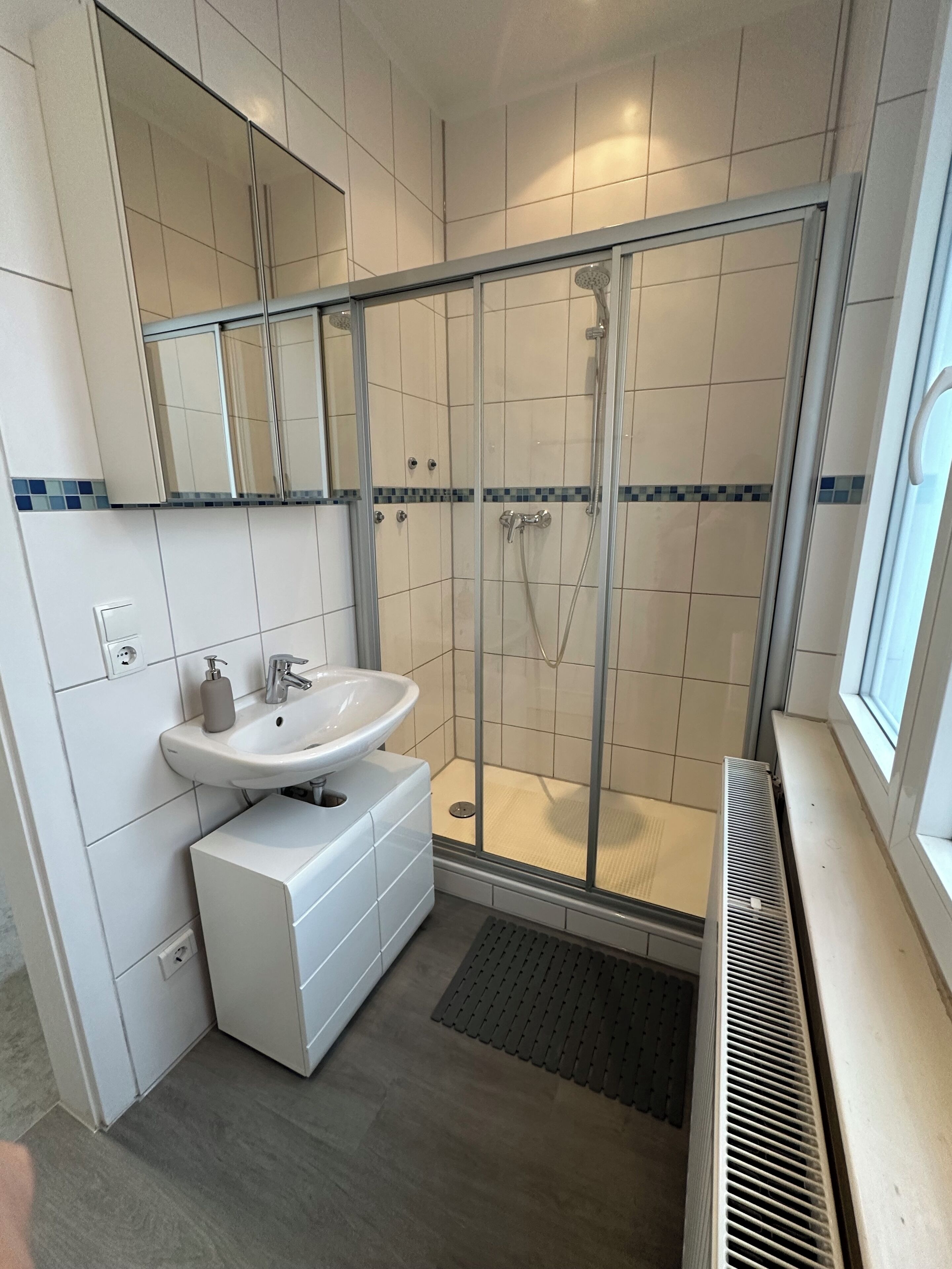 Doccia, asciugacapelli, asciugamani, sapone