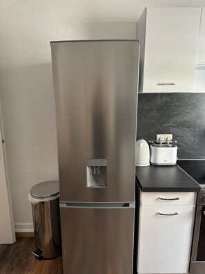 Kjøleskap, mikrobølgeovn, ovn og kokeplater