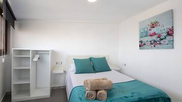 1 slaapkamer, een strijkplank/strijkijzer, gratis wifi, beddengoed