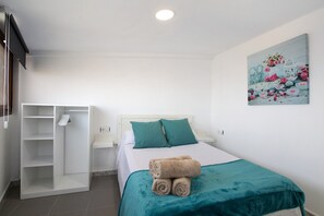 1 habitación, tabla de planchar con plancha, wifi gratis y ropa de cama 