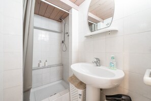 Chuveiro, secador de cabelo, toalhas de banho 