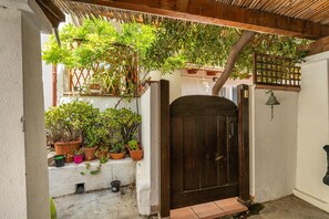 Property grounds - Apartment "In Casetta" with Private Garden and Wi-Fi (Cagliari)