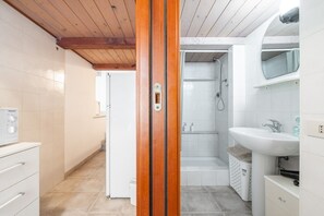 Een douche, een haardroger, handdoeken