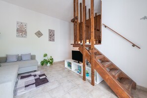 TV - Apartment "In Casetta" with Private Garden and Wi-Fi (Cagliari)