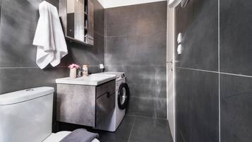 Bathtub, hair dryer, towels