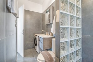 Bathtub, hair dryer, towels - Villa "Μyrtali" with Sea View, 2 Private Terraces & Wi-Fi (Meganisi)