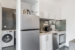 Fridge, oven, stovetop, dishwasher