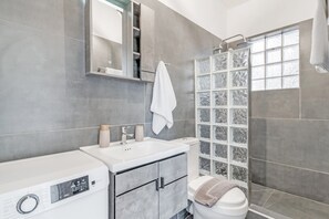 Bathtub, hair dryer, towels - Villa "Μyrtali" with Sea View, 2 Private Terraces & Wi-Fi (Meganisi)