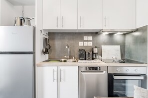 ثلاجة، فرن، موقد طهي مسطح، غسالة أطباق