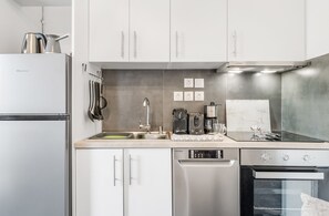 Een koelkast, een oven, een kookplaat, een vaatwasser