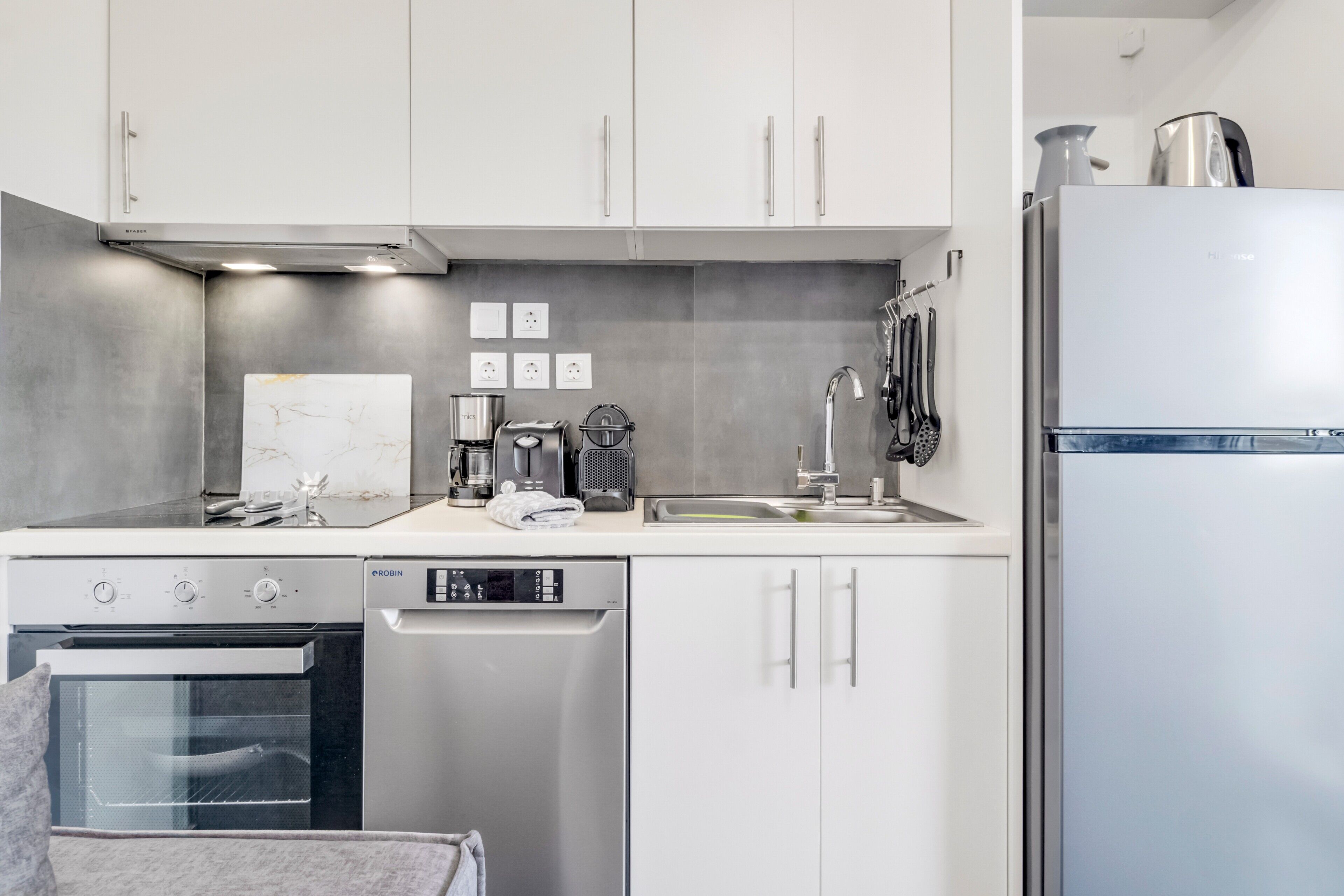 冷蔵庫、オーブン、コンロ、食器洗い機