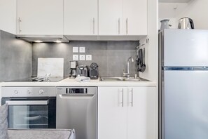 Fridge, oven, stovetop, dishwasher