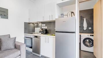 Fridge, oven, stovetop, dishwasher