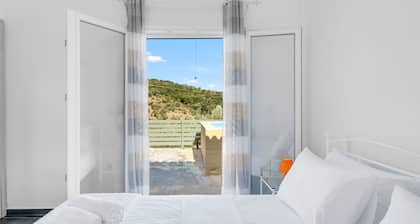 Villa "Μyrsini" with Sea View, 2 Private Terraces, Private Pool & Wi-Fi
