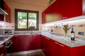 Fridge, microwave, oven, stovetop - Country House 'Villa Sa Teulada' with Mountain View, Wi-Fi and Air Conditioning (Santa Margalida)