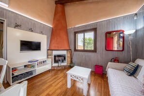 TV, fireplace - Country House 'Villa Sa Teulada' with Mountain View, Wi-Fi and Air Conditioning (Santa Margalida)