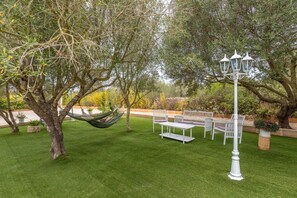 Property grounds - Country House 'Villa Sa Teulada' with Mountain View, Wi-Fi and Air Conditioning (Santa Margalida)