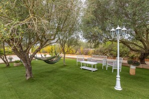 Property grounds - Country House 'Villa Sa Teulada' with Mountain View, Wi-Fi and Air Conditioning (Santa Margalida)