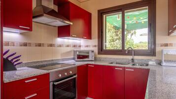 Jääkaappi, mikroaaltouuni, uuni, liesi