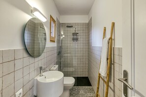 Douche, sĂšche-cheveux, serviettes fournies