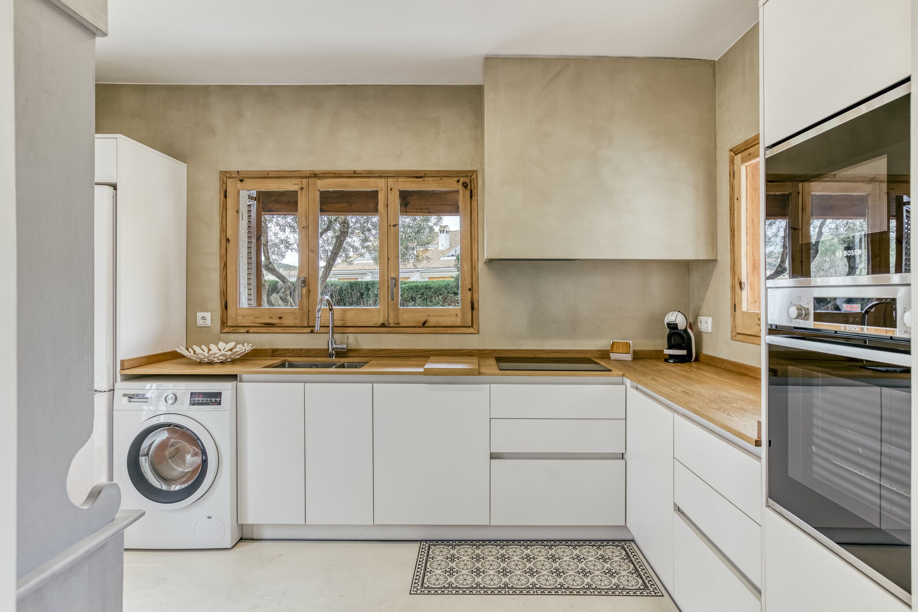 Frigorífico, microondas, horno y placa de cocina