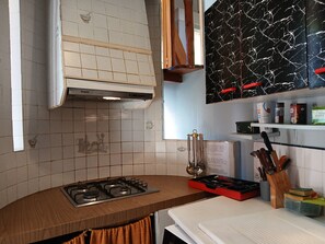 Frigorifero, microonde, forno, piano cottura