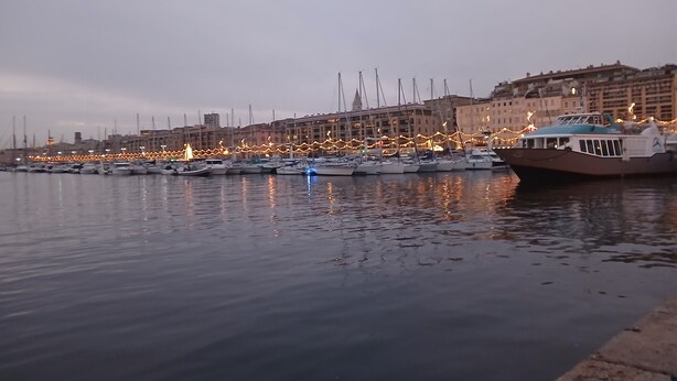 A marina with boats docked, buildings in the background, and a calm water surface. - Apartment 'Loft Americain Centre Ville' with Wi-Fi (Marseille)