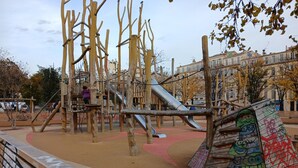 A playground with climbing structures and slides. - Apartment 'Loft Americain Centre Ville' with Wi-Fi (Marseille)