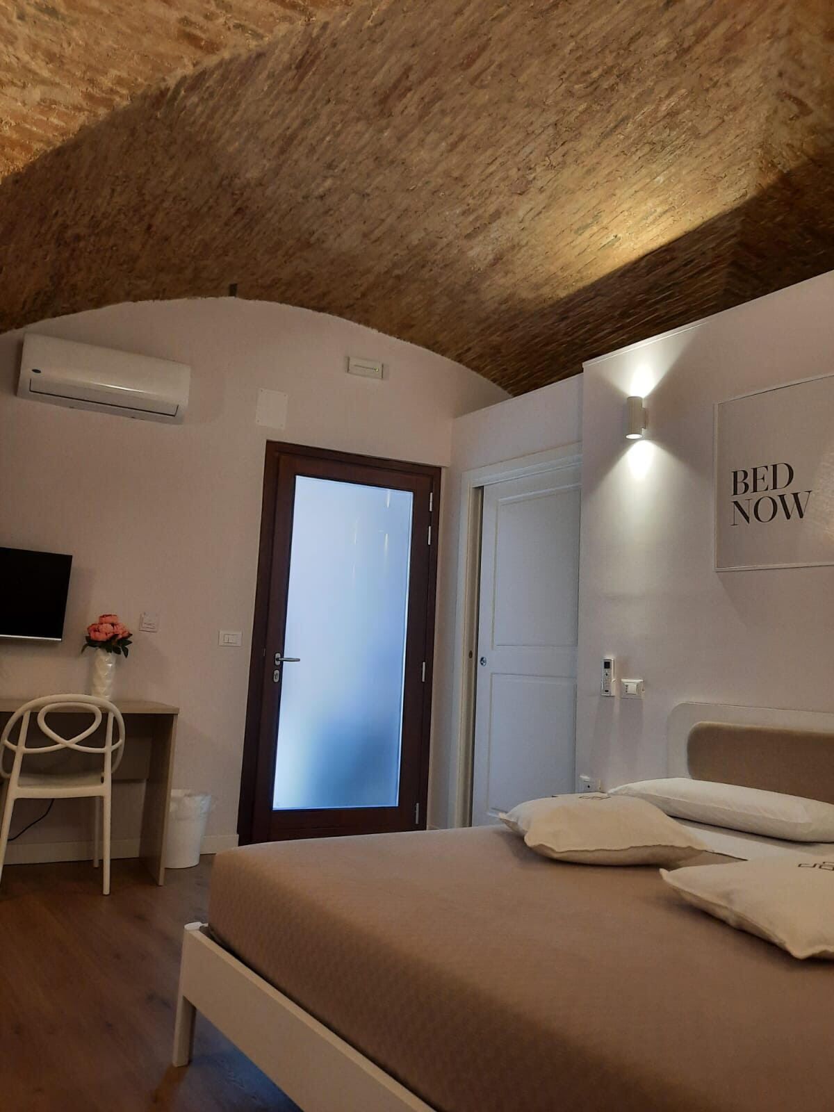 Classic Room | In-room safe, desk, iron/ironing board, free WiFi