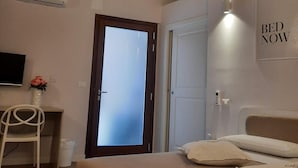 A bedroom with a bed, a desk, a chair, and a wall-mounted air conditioner. - Dimora Donna Dora (San Martino in Pensilis)