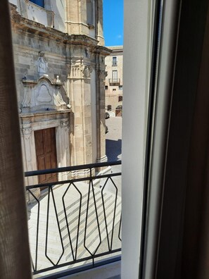 Coffres-forts dans les chambres, bureau, fer et planche à repasser