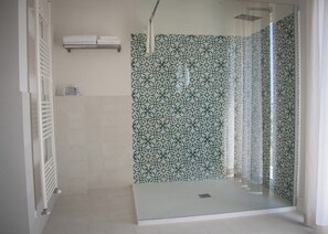 Deluxe Apartment | Bathroom | Shower, rainfall showerhead, hair dryer, towels - Dimora Donna Dora (San Martino in Pensilis)